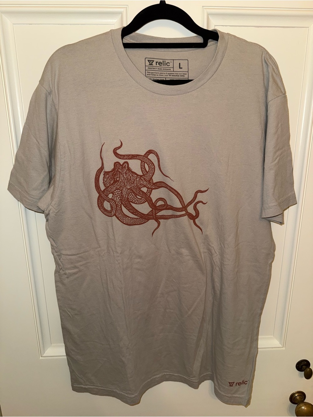 Relic Men's Gray Short-Sleeve Tee with Rust Octopus Print